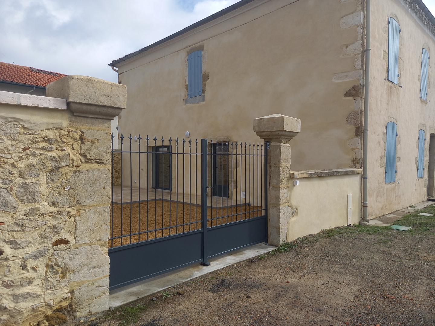 Photo du logement mitoyen avec la mairie