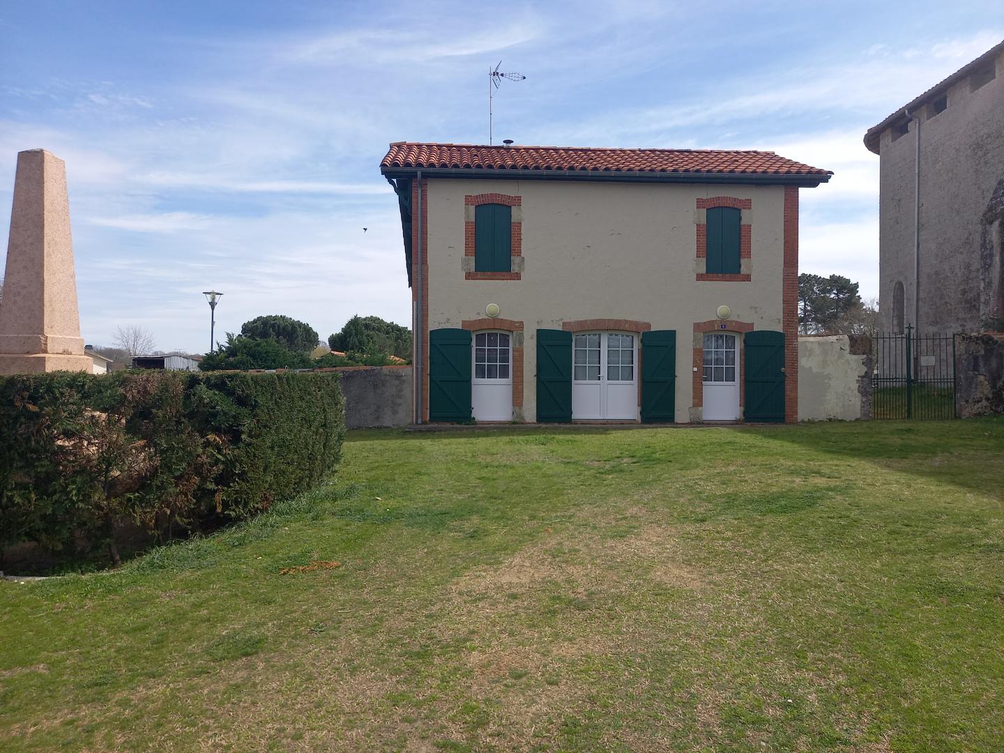 Photo de la maison à côté de l'église