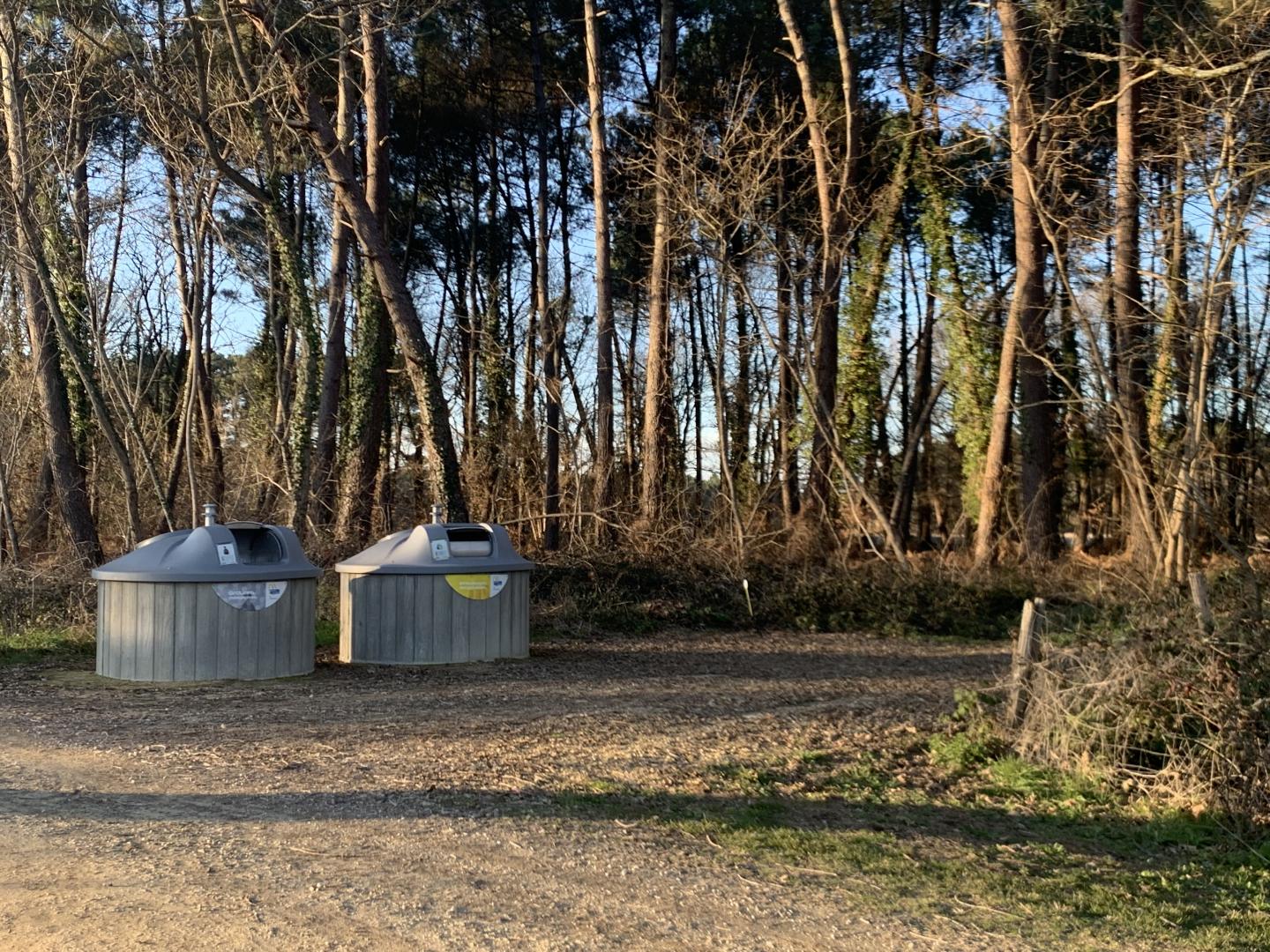Photo des containers situé sur la piste du Hay