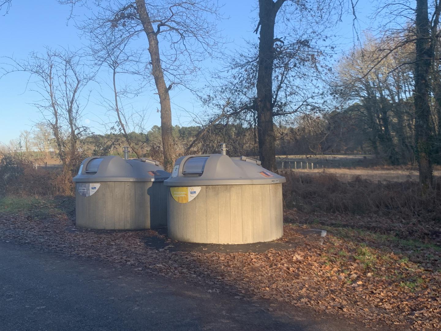 Photo des containers situé derrière sur la route d'Estigarde