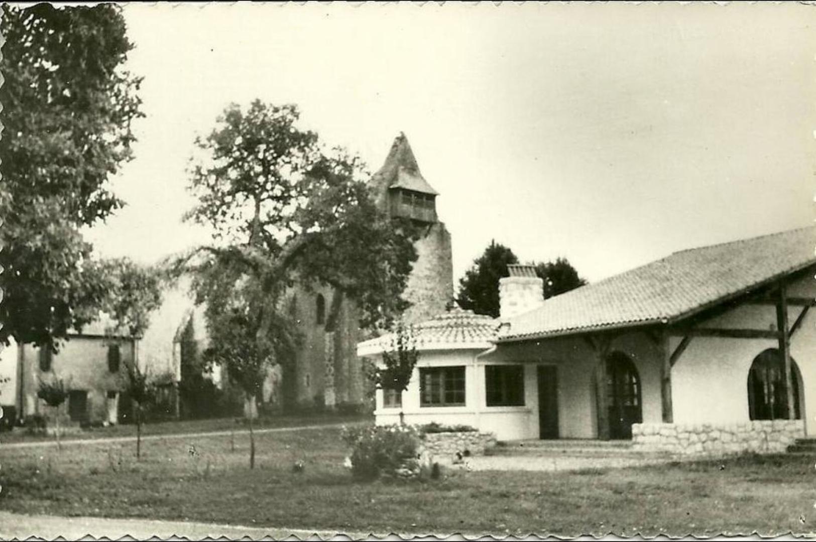 Carte postale de Vielle-Soubiran quelques années auparavant, où l'on peut voir l'église et la salle des fêtes en premier plan.