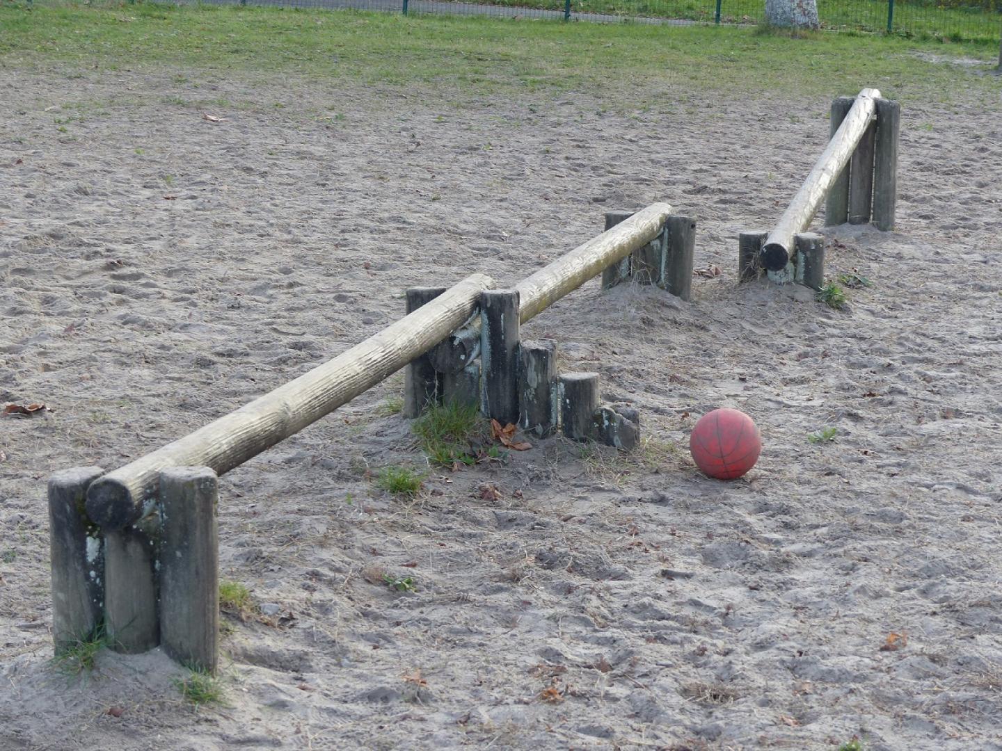 Photo d'un jeu d'équilibre en bois qui se trouve dans la cour d'école