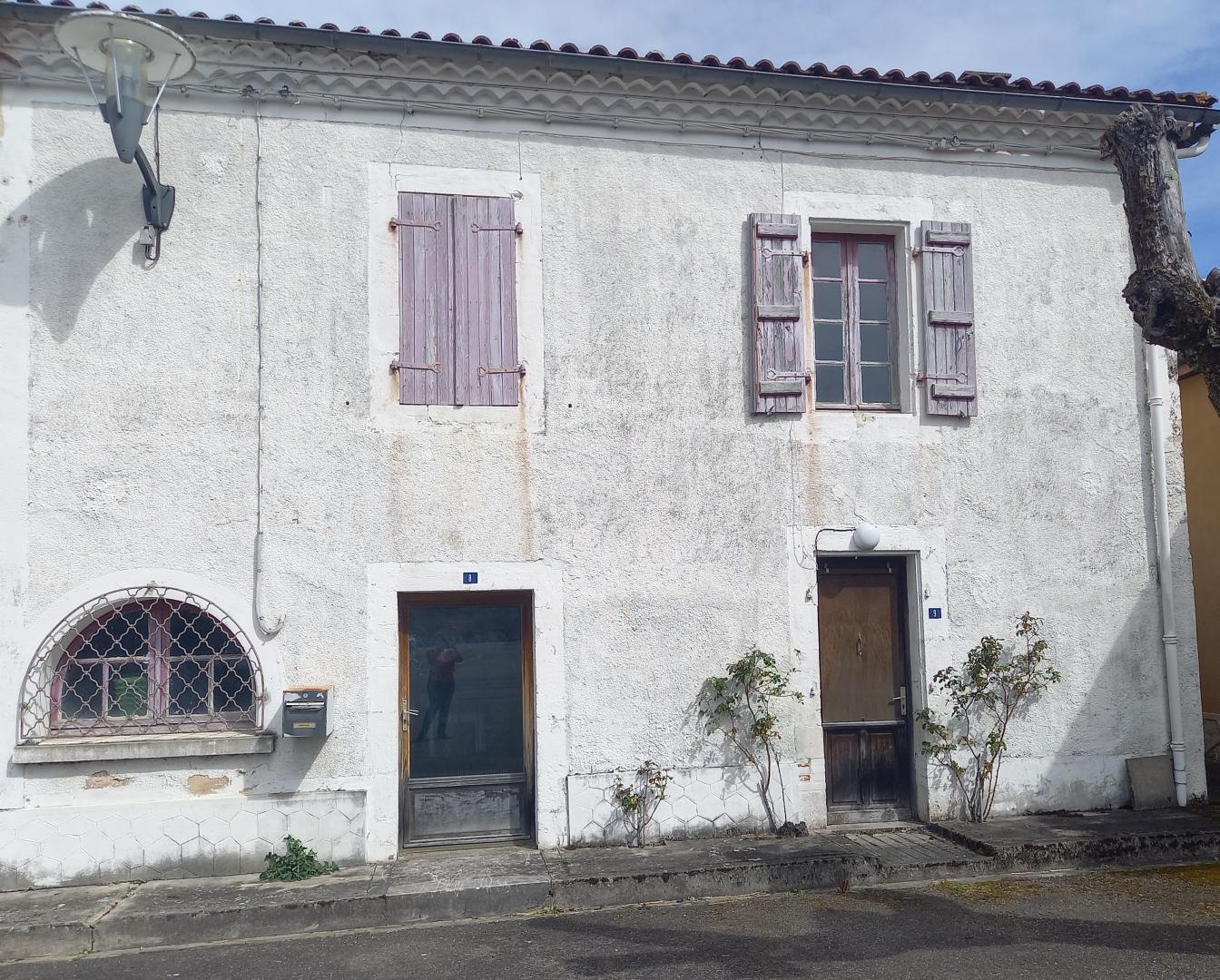 Photo des logements sur la place de la mairie