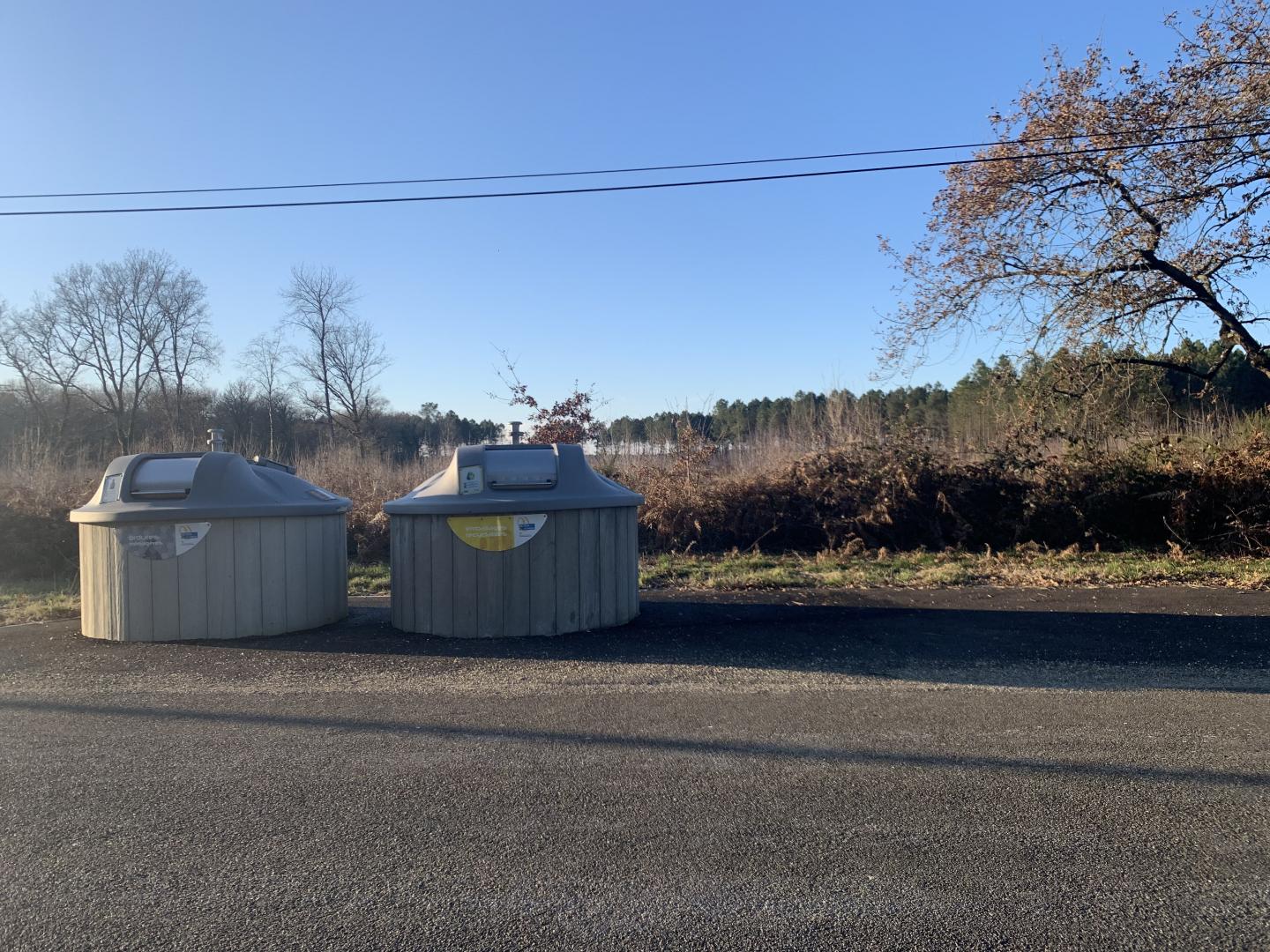 Photo des containers situé derrière sur la route de Losse
