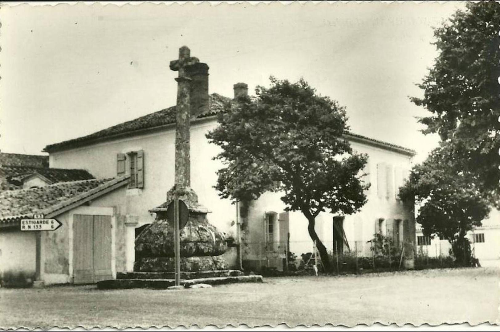 Ancienne carte postale de Vielle-Soubiran en noir et blanc, montrant l'ancien presbytère et la croix Louis XIV devant.