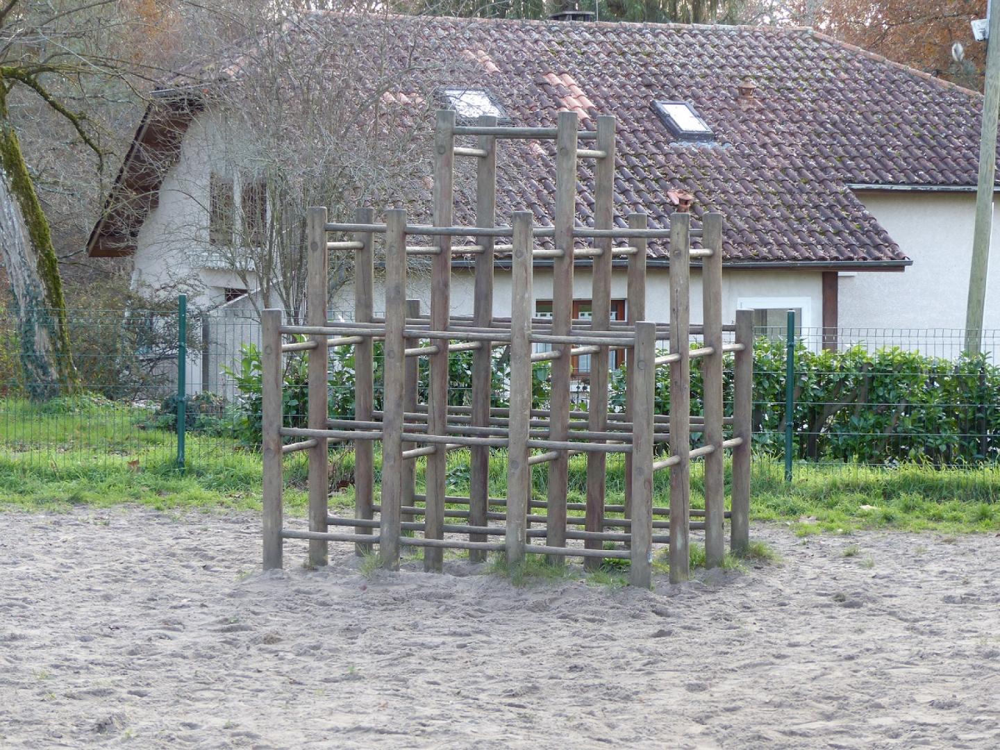 Photo d'un jeu d'escalade en bois qui se trouve dans la cour d'école