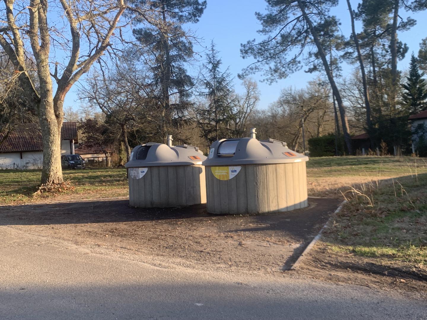 Photo des containers situé à côté de la réserve d'eau DFCI