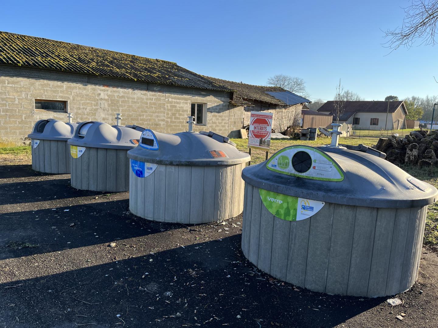 Photo des containers situé derrière le local de Chasse