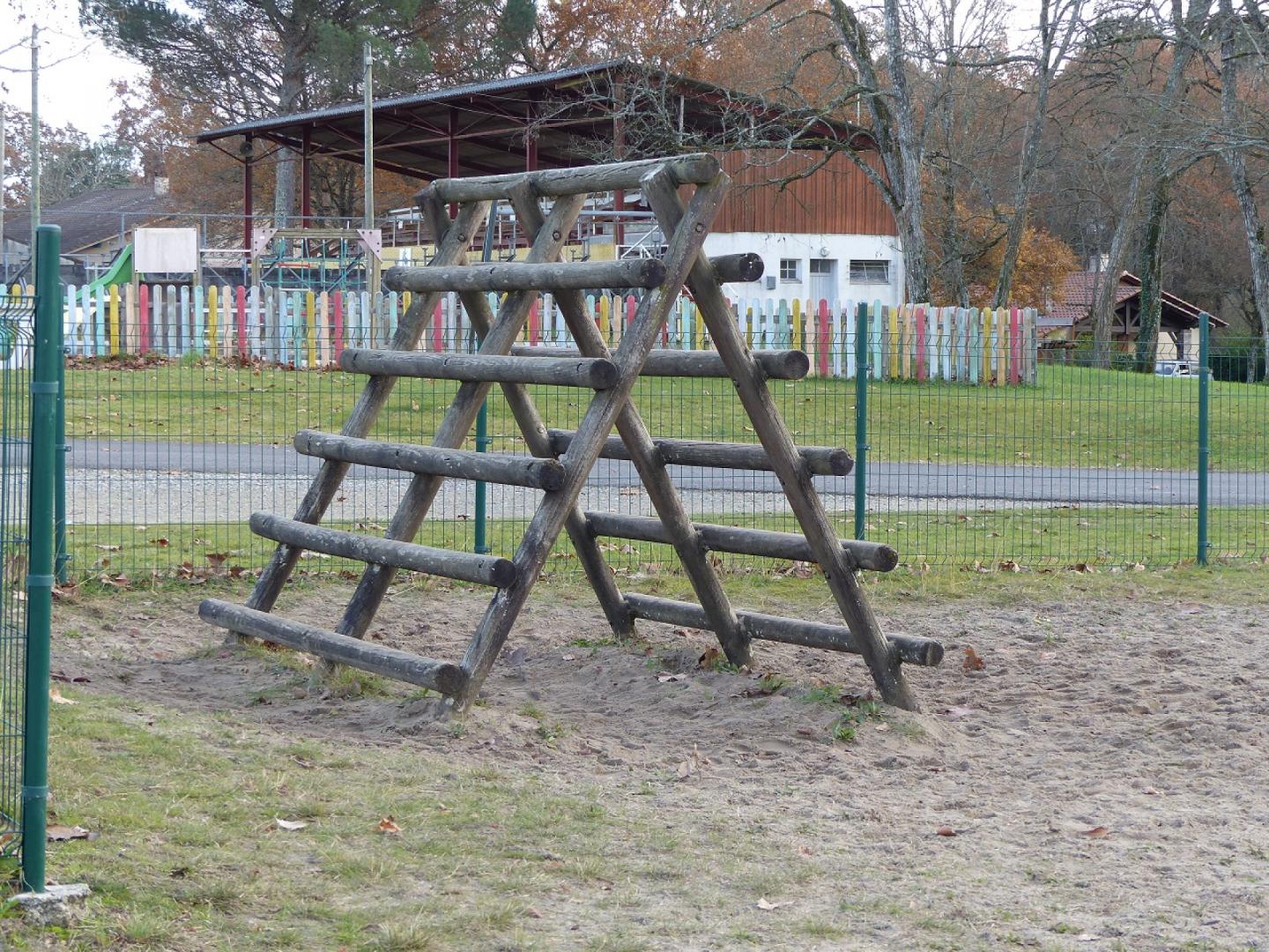 Photo d'un jeu d'escalade en bois qui se trouve dans la cour d'école