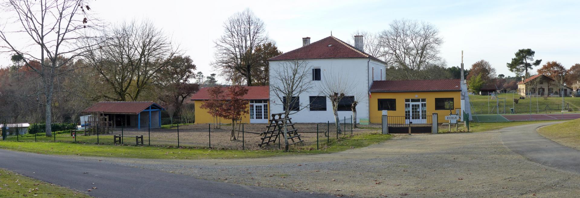 L'école et sa cour de récréation